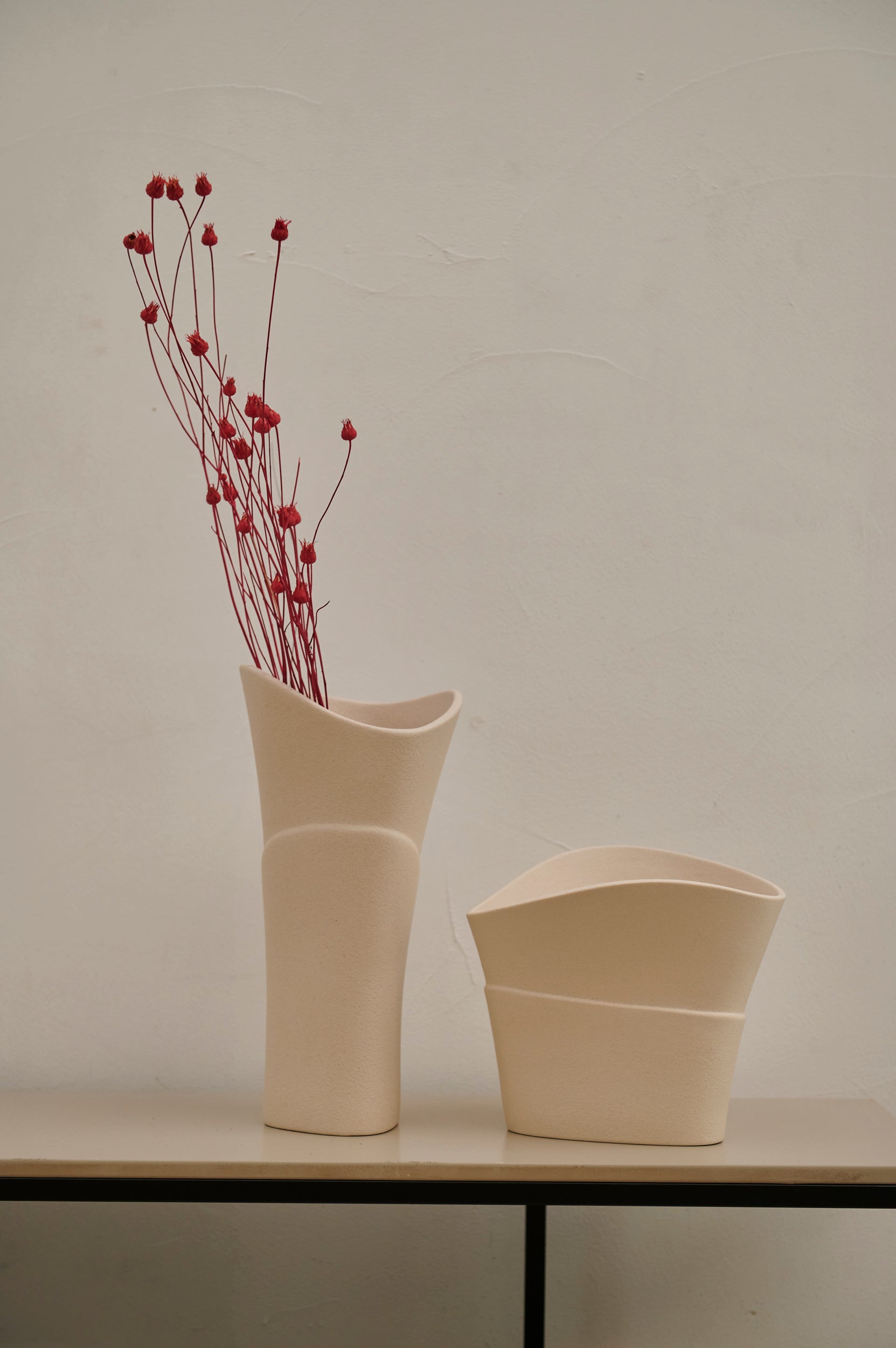 Lineasette】 陶器のオブジェ | 花瓶 スイング 大 ( 18x18x34cm) CAO